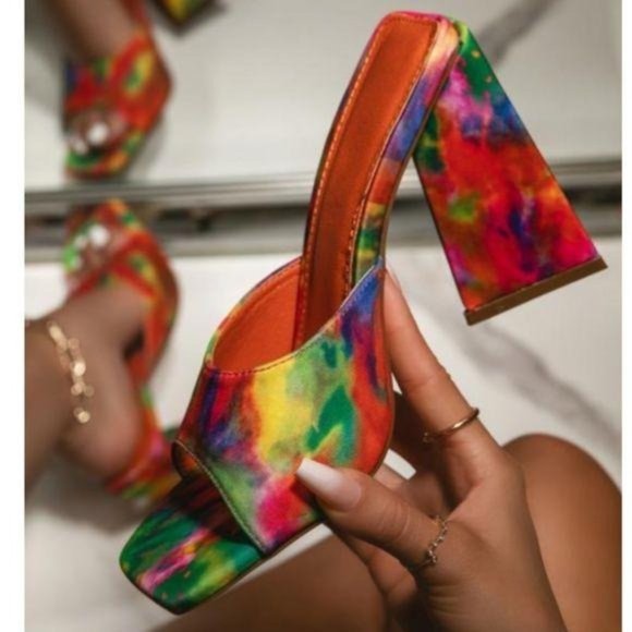 !! NEW !! Square Toe Triangle Heel Mules in Abstract Print - Picture 3 of 4